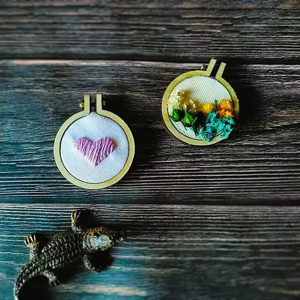 「心がちょっとほっとするようなアイテムを手作りで。セリアの刺繍枠を使った作品6選」の画像