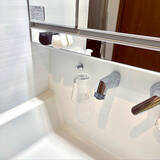 「あれもこれも浮かせて快適♪セリアの何度でも貼ってはがせるフィルムフック」の画像1