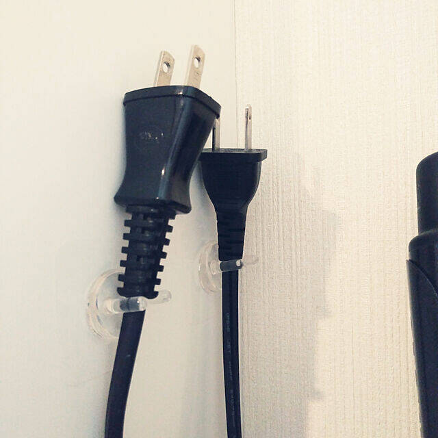 あれもこれも浮かせて快適♪セリアの何度でも貼ってはがせるフィルムフック