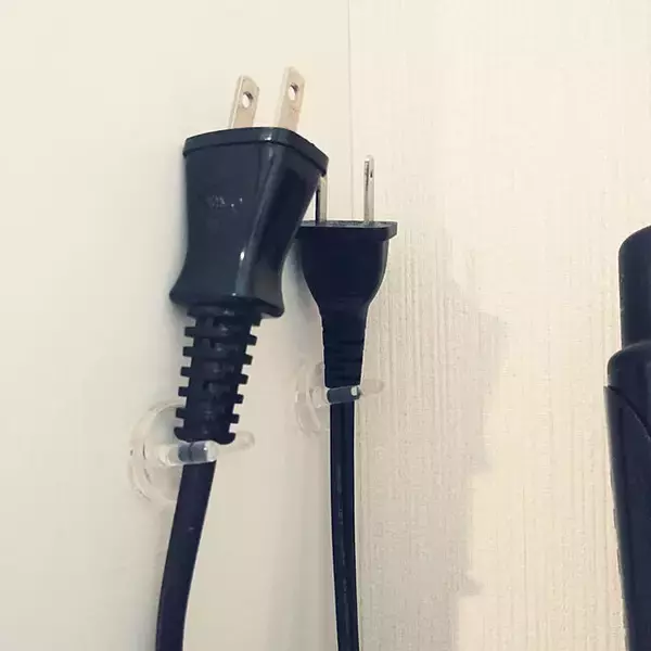 「あれもこれも浮かせて快適♪セリアの何度でも貼ってはがせるフィルムフック」の画像