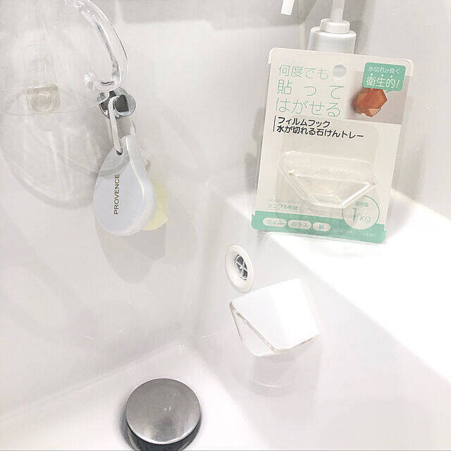 あれもこれも浮かせて快適♪セリアの何度でも貼ってはがせるフィルムフック