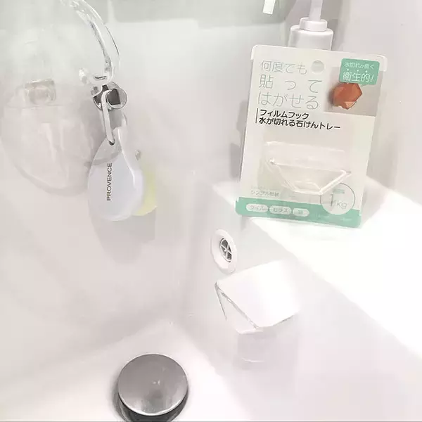 「あれもこれも浮かせて快適♪セリアの何度でも貼ってはがせるフィルムフック」の画像