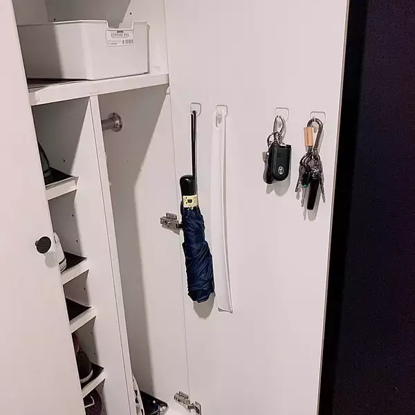 「あれもこれも浮かせて快適♪セリアの何度でも貼ってはがせるフィルムフック」の画像