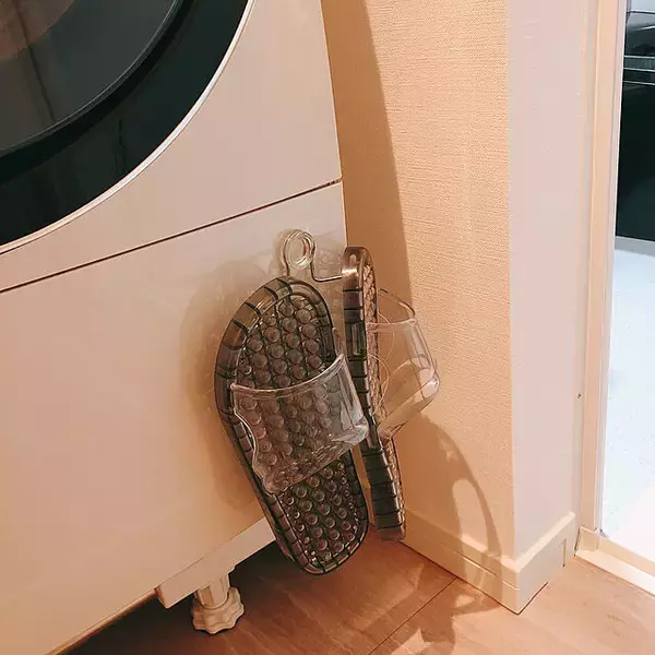 「あれもこれも浮かせて快適♪セリアの何度でも貼ってはがせるフィルムフック」の画像