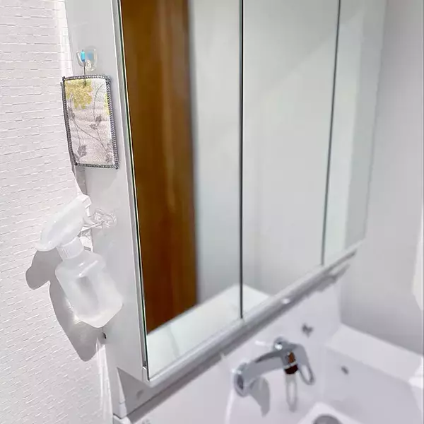 「あれもこれも浮かせて快適♪セリアの何度でも貼ってはがせるフィルムフック」の画像