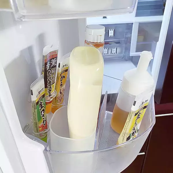 「あれもこれも浮かせて快適♪セリアの何度でも貼ってはがせるフィルムフック」の画像