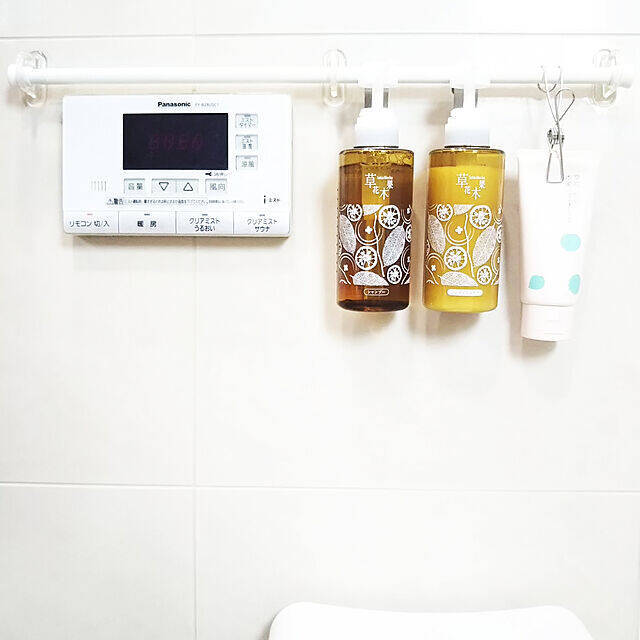 あれもこれも浮かせて快適♪セリアの何度でも貼ってはがせるフィルムフック