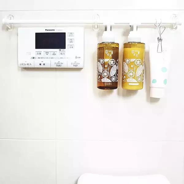 「あれもこれも浮かせて快適♪セリアの何度でも貼ってはがせるフィルムフック」の画像