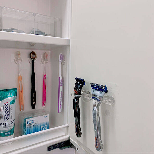 あれもこれも浮かせて快適♪セリアの何度でも貼ってはがせるフィルムフック