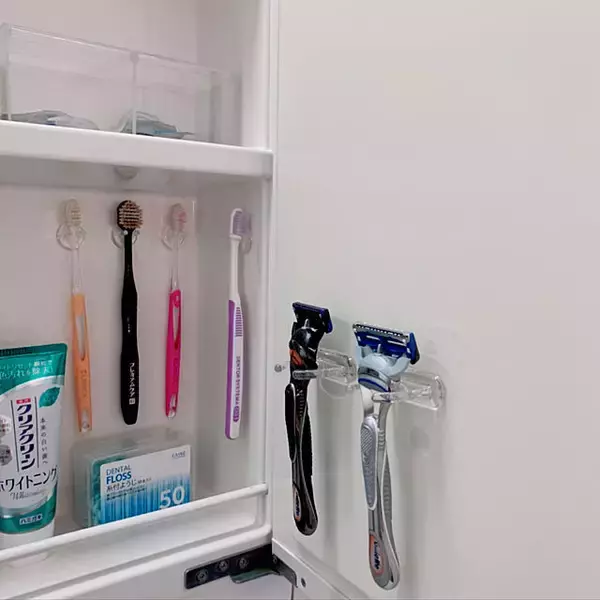 「あれもこれも浮かせて快適♪セリアの何度でも貼ってはがせるフィルムフック」の画像