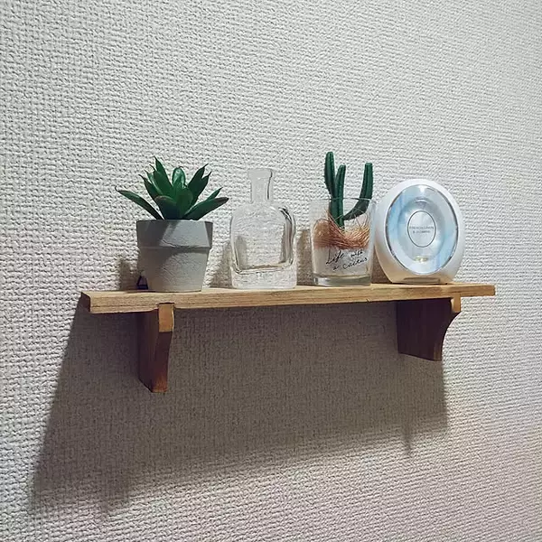 「100均アイテムで気軽に挑戦！壁を彩るウォールシェルフ特集」の画像