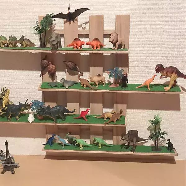 「100均アイテムで気軽に挑戦！壁を彩るウォールシェルフ特集」の画像