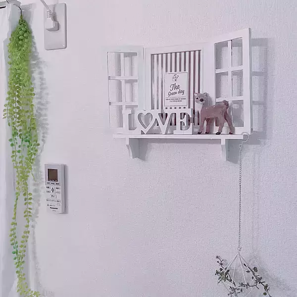 「100均アイテムで気軽に挑戦！壁を彩るウォールシェルフ特集」の画像