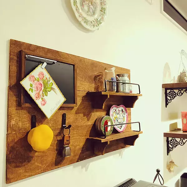 「100均アイテムで気軽に挑戦！壁を彩るウォールシェルフ特集」の画像