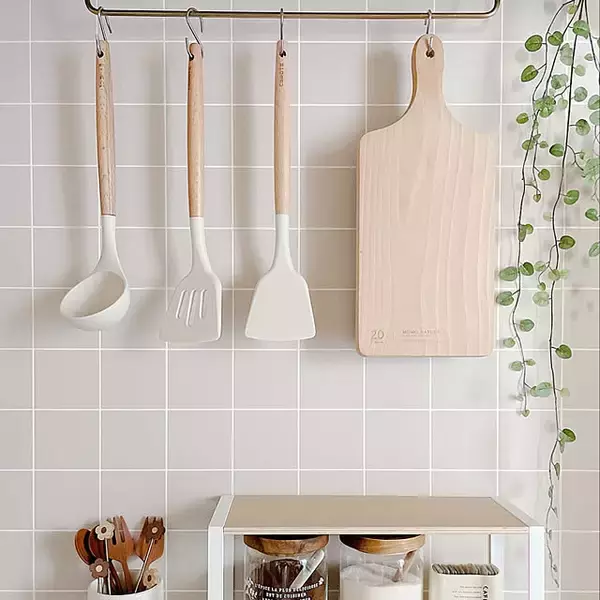 「使いにくい収納とはもうお別れ！美しく使いやすい調理器具収納アイデアをご紹介」の画像