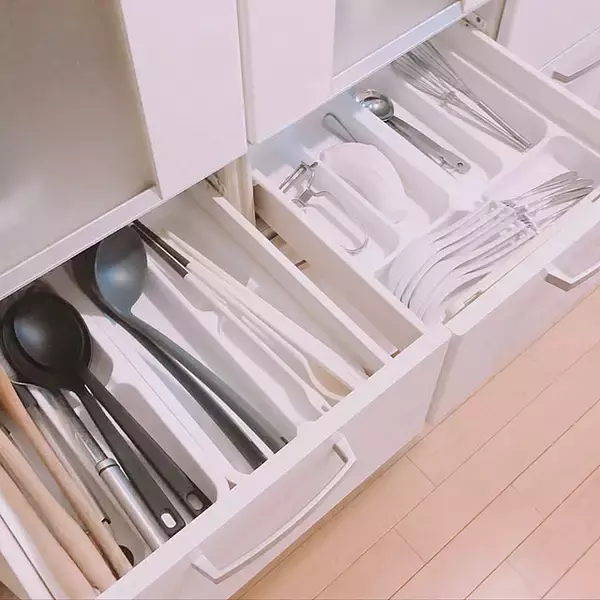 「使いにくい収納とはもうお別れ！美しく使いやすい調理器具収納アイデアをご紹介」の画像