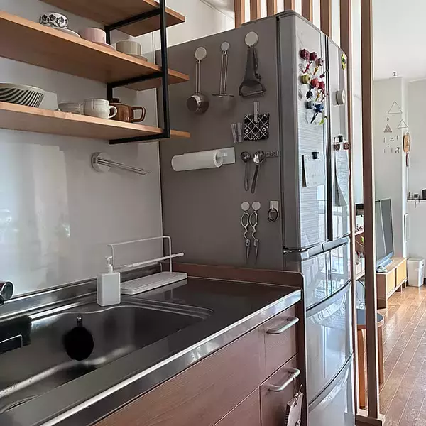 「使いにくい収納とはもうお別れ！美しく使いやすい調理器具収納アイデアをご紹介」の画像