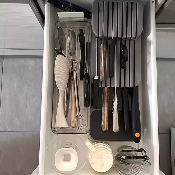 「使いにくい収納とはもうお別れ！美しく使いやすい調理器具収納アイデアをご紹介」の画像