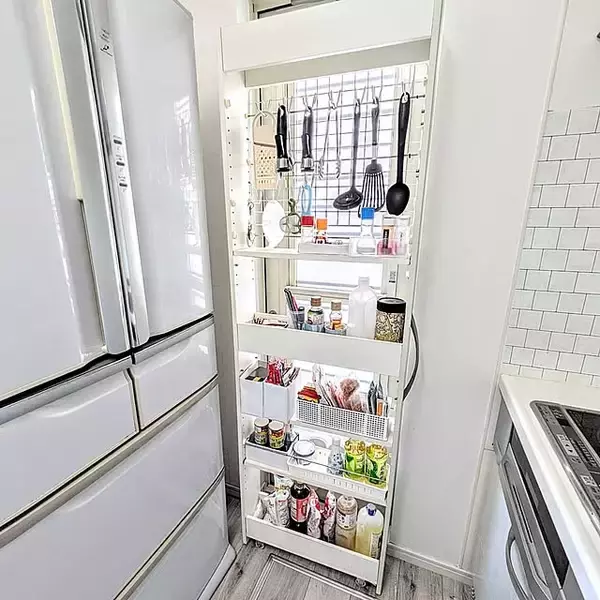 「使いにくい収納とはもうお別れ！美しく使いやすい調理器具収納アイデアをご紹介」の画像