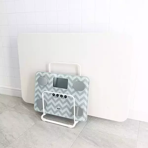 「省スペースで出し入れラクチン、すぐに測定できる！ストレスフリーな体重計の収納アイデア」の画像