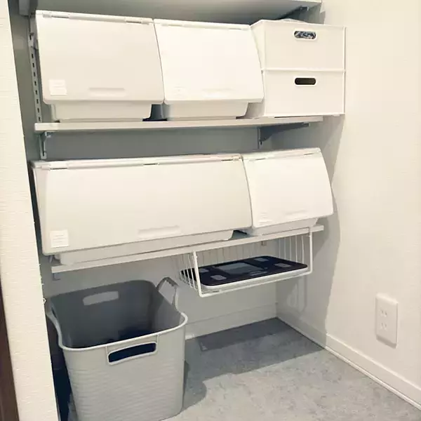 「省スペースで出し入れラクチン、すぐに測定できる！ストレスフリーな体重計の収納アイデア」の画像