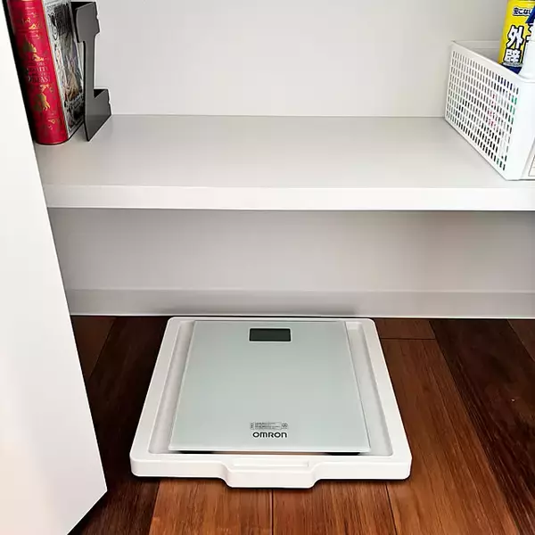 「省スペースで出し入れラクチン、すぐに測定できる！ストレスフリーな体重計の収納アイデア」の画像