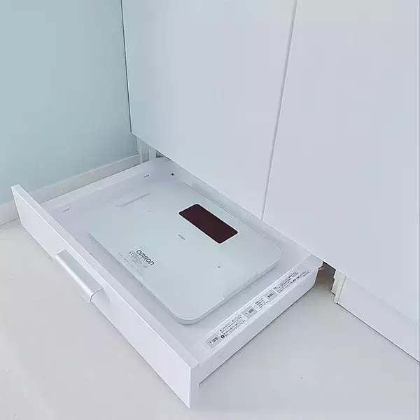 「省スペースで出し入れラクチン、すぐに測定できる！ストレスフリーな体重計の収納アイデア」の画像