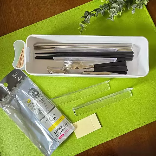 「ごちゃつき防いで収納力もアップ！引き出しやボックスの仕切り収納に役立つ100均のアイテム」の画像