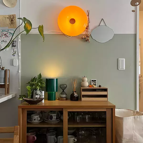 「IKEAの間接照明でほっとひと息！リビングやベッドサイドで楽しむ光のある暮らし」の画像