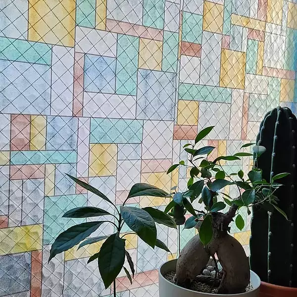 「ダイソーのガラスシートで、自宅のガラスを思いどおりの仕様に変える！ユーザーさんのDIYアイデアをご紹介」の画像