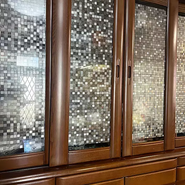 「ダイソーのガラスシートで、自宅のガラスを思いどおりの仕様に変える！ユーザーさんのDIYアイデアをご紹介」の画像