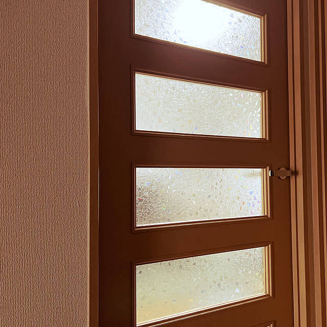 ダイソーのガラスシートで、自宅のガラスを思いどおりの仕様に変える！ユーザーさんのDIYアイデアをご紹介