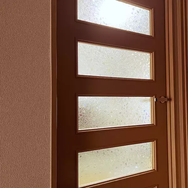 「ダイソーのガラスシートで、自宅のガラスを思いどおりの仕様に変える！ユーザーさんのDIYアイデアをご紹介」の画像