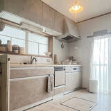 「気持ちよく使えるキッチンにDIY♪収納扉・床・壁のリメイク実例集」の画像1