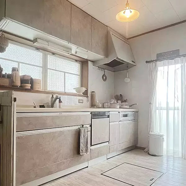 気持ちよく使えるキッチンにDIY♪収納扉・床・壁のリメイク実例集