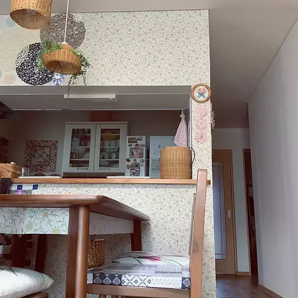 「気持ちよく使えるキッチンにDIY♪収納扉・床・壁のリメイク実例集」の画像