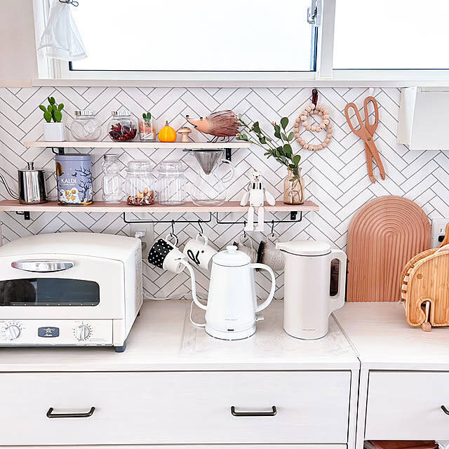 気持ちよく使えるキッチンにDIY♪収納扉・床・壁のリメイク実例集