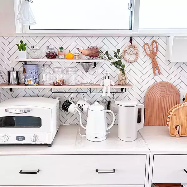 「気持ちよく使えるキッチンにDIY♪収納扉・床・壁のリメイク実例集」の画像