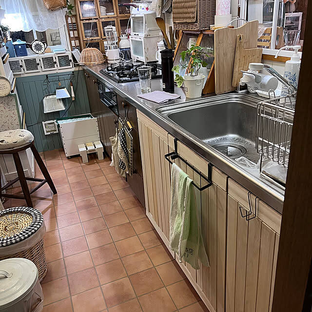 気持ちよく使えるキッチンにDIY♪収納扉・床・壁のリメイク実例集