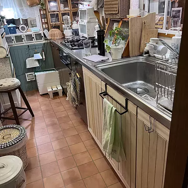 「気持ちよく使えるキッチンにDIY♪収納扉・床・壁のリメイク実例集」の画像