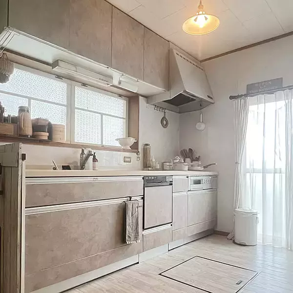 「気持ちよく使えるキッチンにDIY♪収納扉・床・壁のリメイク実例集」の画像