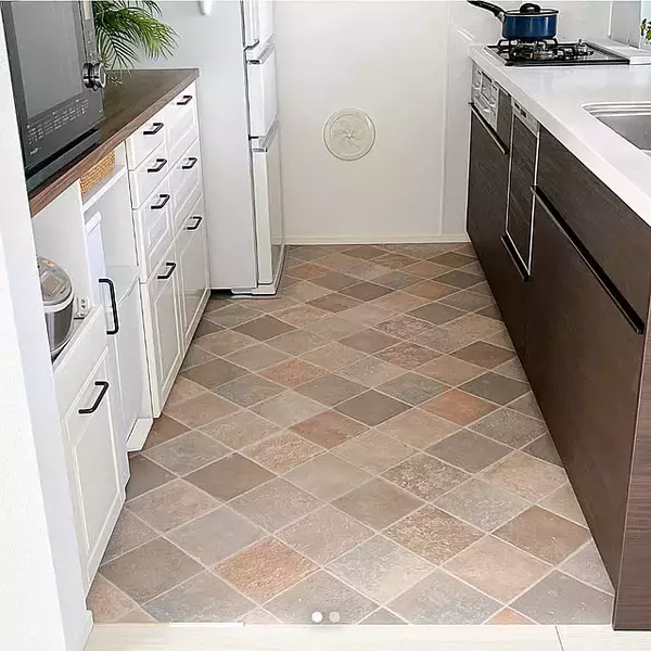 「気持ちよく使えるキッチンにDIY♪収納扉・床・壁のリメイク実例集」の画像