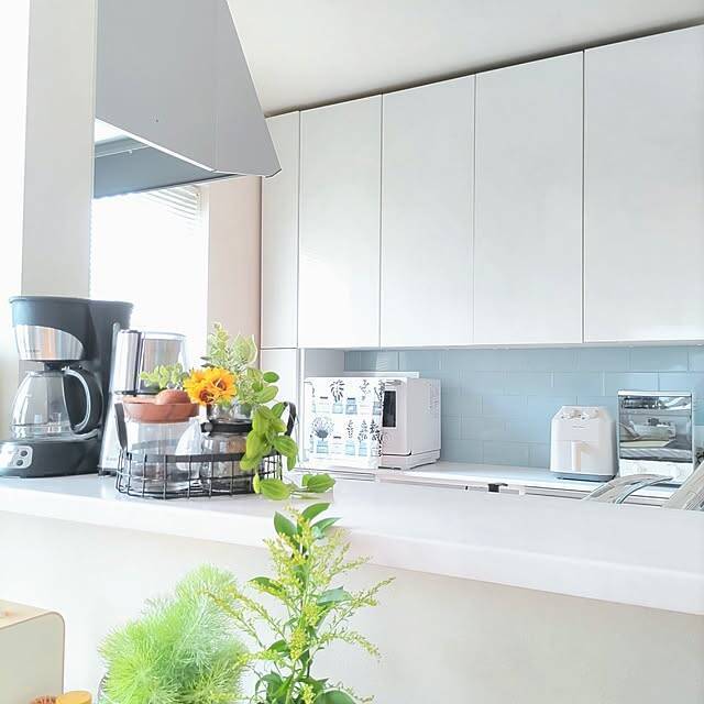 気持ちよく使えるキッチンにDIY♪収納扉・床・壁のリメイク実例集