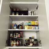 「見るたび気持ちよくなるような整った空間に。キッチンの吊り戸棚を120%活用する収納術」の画像1