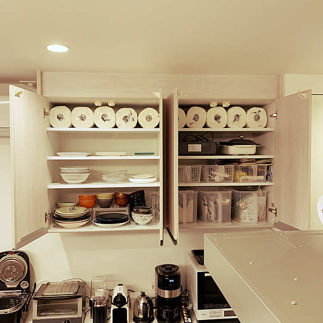 見るたび気持ちよくなるような整った空間に。キッチンの吊り戸棚を120%活用する収納術