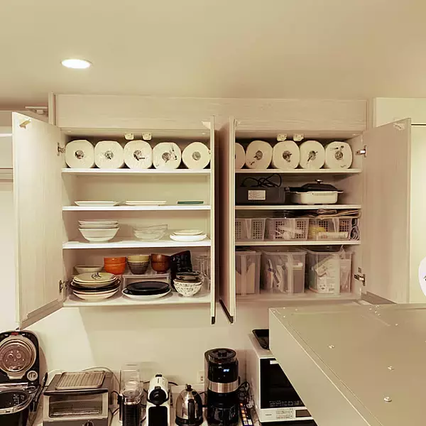 「見るたび気持ちよくなるような整った空間に。キッチンの吊り戸棚を120%活用する収納術」の画像