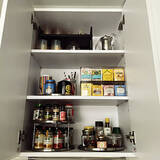 「見るたび気持ちよくなるような整った空間に。キッチンの吊り戸棚を120%活用する収納術」の画像4