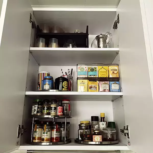 「見るたび気持ちよくなるような整った空間に。キッチンの吊り戸棚を120%活用する収納術」の画像