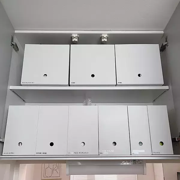 「見るたび気持ちよくなるような整った空間に。キッチンの吊り戸棚を120%活用する収納術」の画像