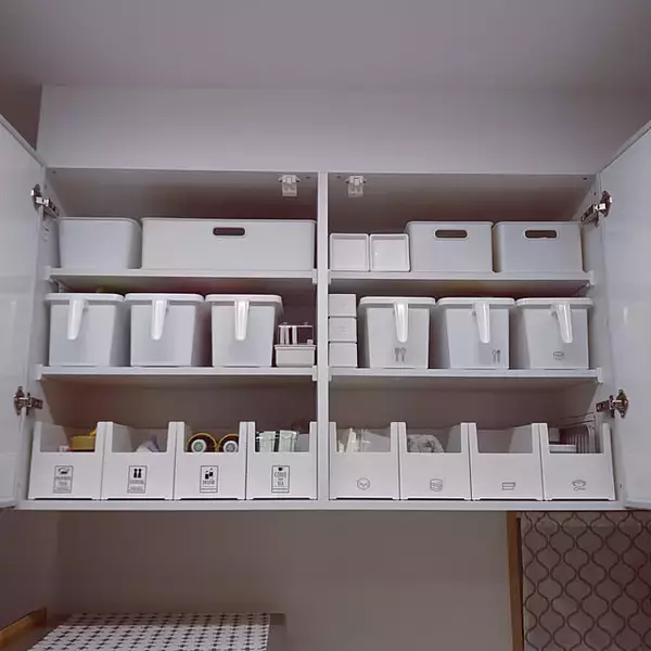 「見るたび気持ちよくなるような整った空間に。キッチンの吊り戸棚を120%活用する収納術」の画像